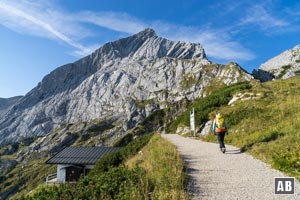 Von der Bergstation laufen wir auf dem planierten Wanderweg der Alpspitze entgegen