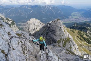 Aufstieg im leichten Klettersteiggelände zu den Plattenfluchten der Nordwand (A/B)