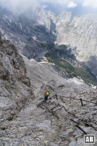 Im aufsteilenden Fels über unzählige Klammer (B) hinauf und über einen Rechtsschwenk zum Gipfel des Alpspitze