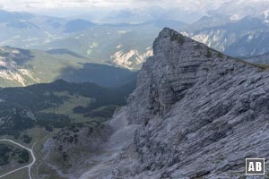 Blick auf den Bernadeinkopf. Durch seine Nordwand (im Profil) verläuft einer der schwierigsten Klettersteige Deutschlands (Mauerläufersteig).