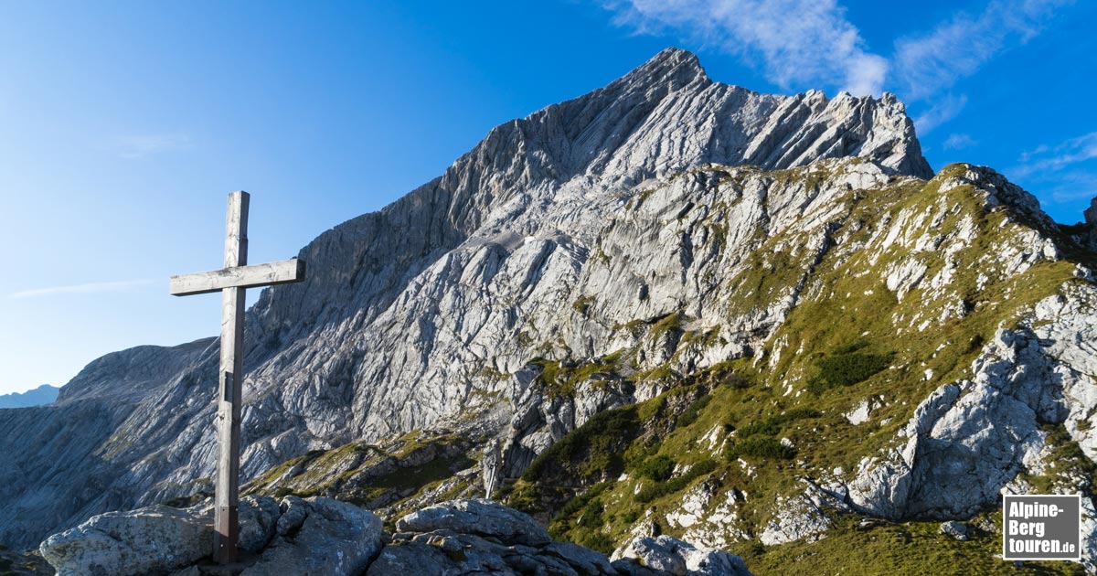 Das Gipfelkreuz des Osterfelderkopf mit der Alpspitze im Hintergrund