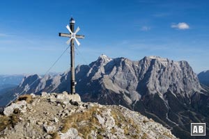 Das Gipfel-Kreuz des Daniel (Ammergauer Alpen) vor der Westwand der Zugspitze