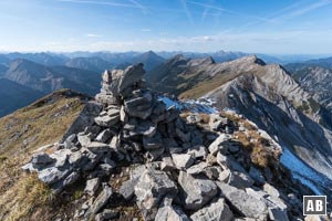 Der Gipfel der Upsspitze (Ammergauer Alpen) vor den Lechtaler und Allgäuer Alpen