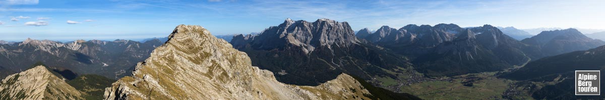 Bergpanorama von der Upsspitze (Ammergauer Alpen) mit Daniel, Zugspitze und Mieminger Kette (von links nach rechts)