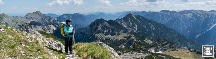 Blick vom Aufstieg zur Hochplatte in die Ammergauer Alpen