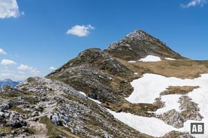 Blick über den Ostgrat (Normalweg) zum Gipfel der Hochplatte