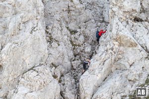 In der knackigen Kletterpassage zum Gipfel des Gabelschrofen