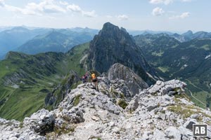 Bergsteiger im Abstieg von der Gehrenspitze - im Hintergrund die markante Köllenspitze
