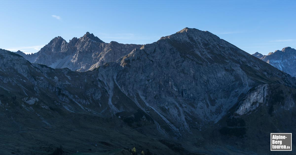 Walser Hammerspitze (rechts) und Hochgehrenspitze (links) gesehen von der Bergstation der Kanzelwandbahn