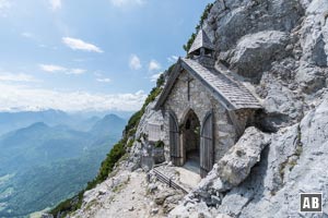 Zwischen der Berghütte und dieser Bergkapelle...