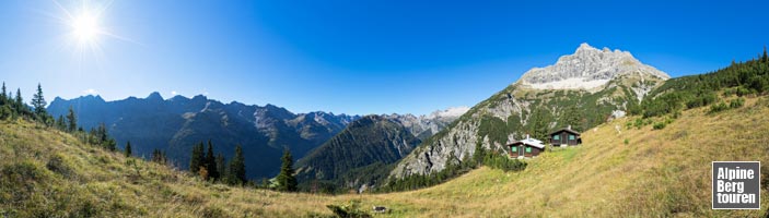 Bergpanorama Sommer mit Hochvogel, Schwabeggalm und Hornbachkette im Hintergrund (Allgäuer Alpen, Tirol, Österreich)
