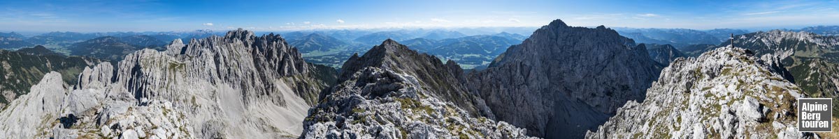 Bergpanorama Sommer vom Gipfel der Hinteren Karlspitze (Kaisergebirge, Wilder Kaiser, Tirol, Österreich)