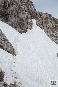 Rückblick auf die erste Kletterstelle (I) in der zunächst ca. 10 Meter abgeklettert werden müssen