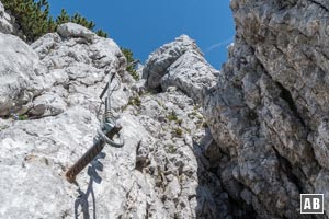 Bergtour Lärcheck: Das Drahtseil hängt so hoch, das man erst einige Züge klettern muss um es greifen zu können