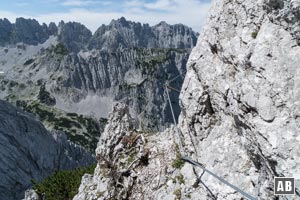 Bergtour Lärcheck: Am Ende des Felseinschnitts queren wir am Drahtseil nach links hinaus