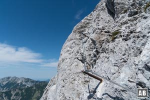Bergtour Lärcheck: In atemberaubender Ausgesetztheit hangeln wir uns am Drahtseil um einen glatten, senkrechten Abbruch (C) - Adrenalin pur