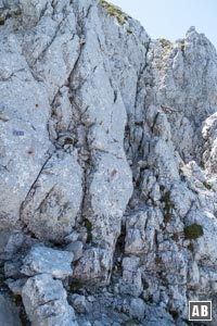 Bergtour Lärcheck: Rechts der Scharte die finale Kletterei: Über die Verschneidung wenig grifffreudig nach oben (II)