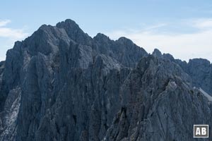 Bergtour Lärcheck: Blick vom Gipfel über die Gamsfluchten zur Ackerlspitze