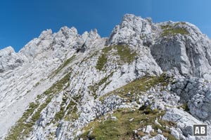 Bergtour Lärcheck: Der Anschluss nach rechts: Über die Grasschrofen hinauf in die Scharte (Bildmitte) zwischen Nord- und Hauptgipfel
