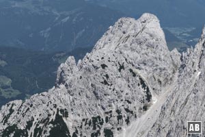 Bergtour Lärcheck: Überblick über die weitere Route von oberhalb des Geröllhangs zum Gipfel