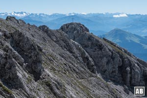 Zoom zum Tuxeck: Eine Seilschaft sichert sich zum Gipfelkreuz