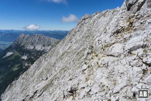 Rückblick aus dem luftigen Steig zum Gipfelaufbau des Treffauers
