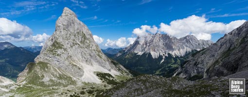 Blick aus dem Schwärzkar auf die Ehrwalder Sonnenspitze und die Zugspitze