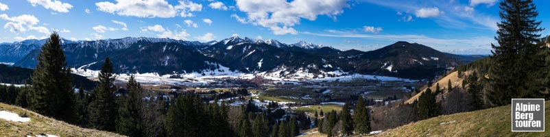 Panorama aus der Aufstiegsflanke auf Unterammergau und die Ammergauer Alpen