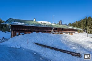 Schneeschuhtour Seekarkreuz: Die Jausenstation an der Schwarzentennalm. Hier endet der planierte Weg - endlich kommen die Schneeschuhe zum Einsatz.