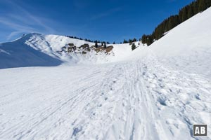 Schneeschuhtour Seekarkreuz: Wir steueren den tiefsten Einschnitt des Nordostrückens an. Dieser kurze Abschnitt führt quer durch den schneebrettgefährdeten Südwesthang des Brandkopfs.