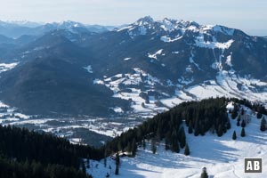 Blick zum Skigebiet Brauneck und auf die Benediktenwand