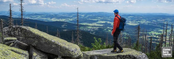 Aussicht aus dem Adalbert-Stifter-Steig in die bezauberne Landschaft des Bayerischen Waldes