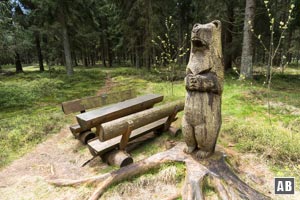 Im Märchenwald verzaubern zahlreiche tierische Holzfiguren den Wegrand.