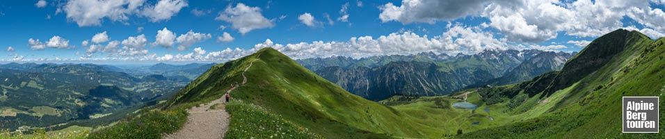 Bergpanorama Sommer vom Fellhorn mit den Allgäuer Alpen (Bayern, Deutschland)