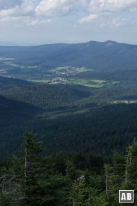 Aussicht vom Großen Arber auf Lohberg und die beiden Osser-Gipfel