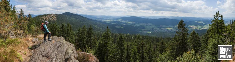 Wanderung Kaitersberg: Die Aussicht vom Mittagstein ins Zeller Tal und über die Wellen des Bayerischen Waldes.