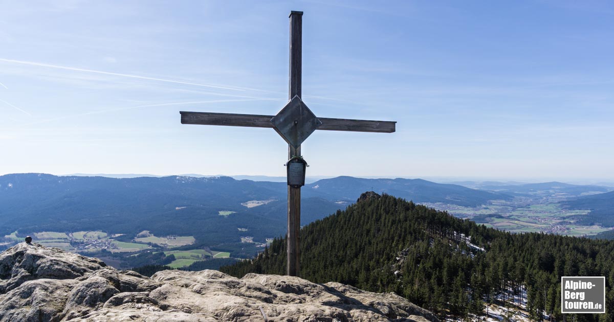 Das Gipfelkreuz des Großen Osser mit dem Kleinen Osser im Hintergrund