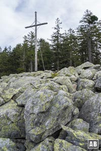 Eine Mini-Blockmeer säumt das gigantische Käsplatten-Gipfelkreuz