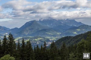 Die Traverse unterhalb des Jenners bietet immer wieder freie Sicht auf die gegenüberliegenden Erhebungen: hier der wolkenverhangene Berchtesgadener Hochthron
