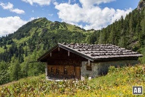 Aufstieg zum Torrener Joch: Hütte an der Königsbergalm mit dem Jenner im Hintergrund